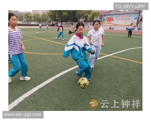 小学校园足球活动精彩瞬间展现孩子们的快乐与团队精神